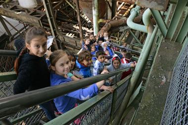 Auf dem "Weg des Eisens": Schülerinnen und Schüler des Kölner Dreikönigsgymnasiums erkunden den Hochofen der Henrichshütte.<br>Foto: LWL-Industriemuseum
