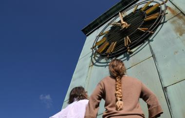 Bei einer Turmbesteigung können die Gäste des LWL-Landeshauses am Tag des offenen Denkmals die Turmuhr aus der Nähe betrachten und einen Blick auf die Dächer der Stadt werfen.<br> Foto: LWL