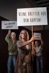 Beate Reker bietet nochmals ihren exklusiven Rundgang für Literaturliebhaber durch die Ausstellung "Das Gehirn" an.<br>Foto: LWL/Steinweg