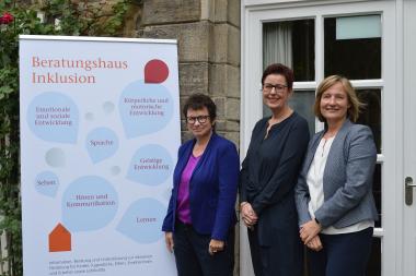 Britta Anger als Bochumer Beigeordnete für Jugend, Schule und Gesundheit (v.l.), die LWL-Schul- und Jugenddezernentin Brigit Westers und Monika Nienaber-Willaredt als Leiterin der Schulabteilung der Bezirksregierung Arnsberg haben den Kooperationsvertrag für das neue "Beratungshaus Inklusion" in Bochum unterschrieben.<br>Foto: LWL/Rütershoff