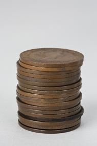 Münzturm aus original englischen Half-Penny-Münzen der 1950er Jahre.<br>Foto: LWL/Hanna Neander