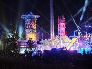 Schon von Weitem waren die Lichtkegel zu sehen und zogen viele Neugierige an.<br>Foto: LWL/Robert Laube