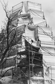 Der Glasturm der Glashütte Gernheim vor der Inbetriebnahme durch das Museum.<br>Foto: Berthold Socha