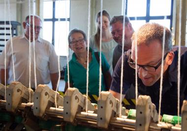 Wie wird die Faser zum Faden? Restaurator Gerd Hölker bringt die alten Spinnmaschinen wieder zum Laufen.<br>Foto: LWL/Holtappels