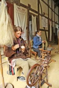 Wie aus Flachs Leinen hergestellt wird, das wird beim Flachswochenende im LWL-Freilichtmuseum Detmold gezeigt.<br>Foto: LWL/Jähne