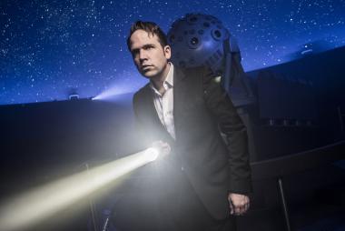 Der Schauspieler Christoph Tiemann liest Fälle zum Miträtseln aus der Kinderbuch-Reihe "Die drei ??? Kids" im LWL-Planetarium.<br>Foto: LWL/Steinweg