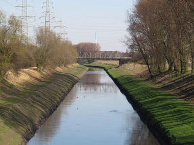 Das klassische Bild der kerzengeraden Emscher - hier in Oberhausen - prägte Jahrzehnte lang das Bild der Region.<br>Foto: Emschergenossenschaft/Abawi