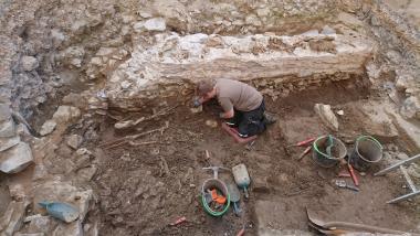 Unterhalb der Mauern aus den verschiedensten Epochen kamen einige frühmittelalterliche Bestattungen zu Tage, die sorgfältig freigelegt wurden.<br>Foto: LWL/S. Coesfeld