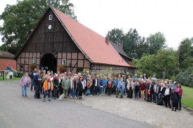 Eine angenehme Atmosphäre herrschte beim elften LWL-Pilgertag zwischen Lengerich und Ladber-gen. Auf dem Hof Jasper-Hildebrand in Ladbergen gab es wieder einen herzlichen Empfang und Kaf-fee und Kuchen.<br>Foto: lwl/J. Westerkamp