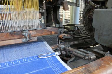 Der Frottier-Webstuhl in der Weberei des Textilwerk Bocholt fasziniert nicht nur Technik-Begeisterte durch viele bewegliche Einzelteile und komplizierte Mechaniken.<br>Foto: LWL/Wohlbold 