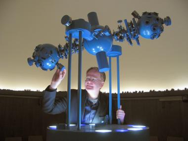 Dr. Burkard Steinrücken vom Planetarium Recklinghausen spricht in seinem Vortrag über den Antikythera-Mechanismus.<br>Foto: Planetarium Recklinghausen 