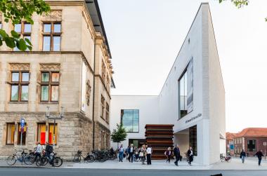 Die Skulptur "Moor Shadow Stack" von Sean Scully bleibt vorerst vor dem LWL-Museum für Kunst und Kultur stehen. © Sean Scully.<br>Foto: LWL / Hanna Neander