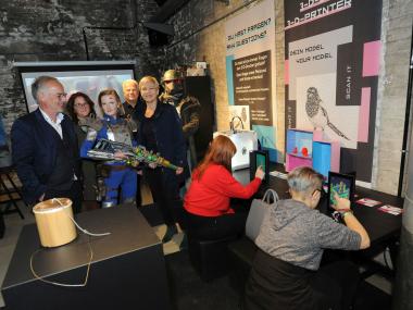 Stellten das "Digitale Kulturlabor" vor: Dirk Zache, Direktor LWL-Industriemuseum, Anja Hoffmann, Projektleiterin der Ausstellung, Dimitrios Karakatsanis, Leiter des ZM.i.DO und Referent für Medienkompetenz und Daniela Schneckenburger, Jugenddezernentin mit den beiden Cosplayern Sandra Wanke und Tim Golding aus dem Videospiel Fall out. <br>Foto: LWL/Appelhans