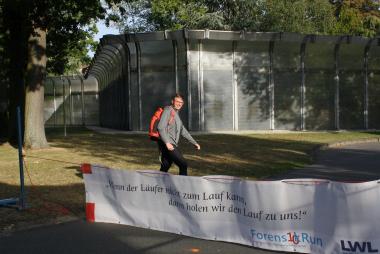 Hobbyläufer Peter Wallmeier kommt im Startfeld des zweiten Forensik-Runs auf dem Gelände des LWL-Zentrums für Forensische Psychiatrie in Eickelborn an.<br>Foto: LWL/Schufi