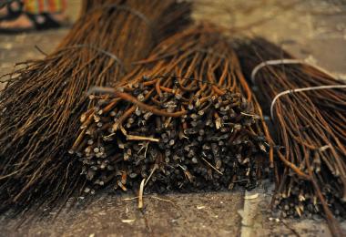 In einem Workshop im LWL-Freilichtmuseum Detmold werden Vogelfutterhäuschen geflochten.<br>Foto: LWL/Stuke