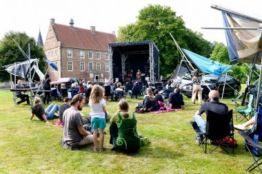 Das von Studio Umschichten gebaute Festivalzentrum diente als Veranstaltungs- und Aufenthaltsort. Hier im Bild ein Konzert von Bernadette La Hengst.<br>Copyright: Sabrina Richmann
