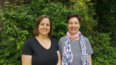 Dr. Friederike Maßling (rechts im Bild) und Svenja Boer stehen Kulturakteuren beratend zur Seite.<br>Foto: Anja Tomasoni