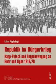 Das Bild auf dem Buchcover zeigt einen Aufmarsch von Zeitfreiwilligen - eine Hilfstruppe aus kriegserfahrenen und unausgebildeten Freiwilligen zur Sicherung der jungen Weimarer Republik - in Hamm im Jahr 1920.<br>Foto: LWL
