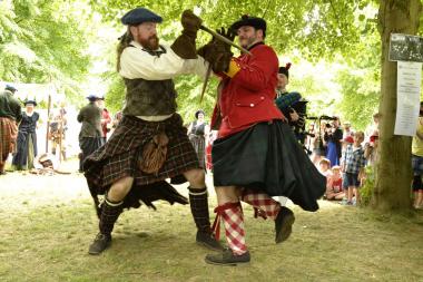 Schaukampfkostprobe der "Friends of Scotland" vor einem traditionellen schottischen Lager.<br>Foto: Henning Friebe