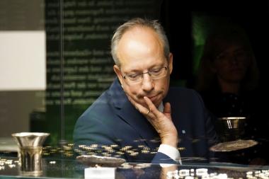 LWL-Direktor Matthias Löb überzeugte sich bei der Führung durch die Ausstellung mit eigenen Augen von der Besonderheit der Exponate.<br>Foto: LWL/F. Kronfeld