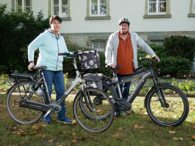 Monika Hatscher und Jürgen Aust sind zwei der vielen Kolleginnen und Kollegen des LWL, die von dem Angebot des Gehaltsvorschusses zum Kauf eines E-Bikes Gebrauch gemacht haben.&lt;br&gt;Foto: Goy 