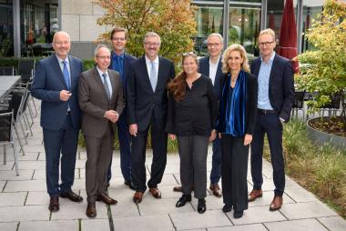 Nach der Unterzeichnung der Rahmenvereinbarung im Ministerium für Arbeit, Gesundheit und Soziales NRW (v.l.): Josef Luttig, DiCV Paderborn; LWL-Direktor Matthias Löb; Rudolf Böll, Der Paritätische NRW; Christian Heine-Göttelmann, Vorsitzender der Freie Wohlfahrtspflege NRW; Elke Hammer-Kunze, AWO Niederrhein; Matthias Mohrmann, Vorstandsmitglied der AOK Rheinland/Hamburg; LVR-Direktorin Ulrike Lubek; Dirk Ruiss, Leiter der VdEK-Landesvertretung. Foto: Dietrich Hackenberg