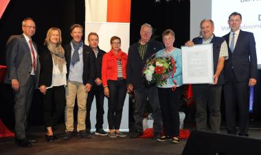 Vertreterinnen und Vertreter des Heimatvereins Ottenhausen e. V. mit dem WHB-Vorsitzenden Matthias Löb (links) und dem Vorstandsvorsitzenden der Provinzial NordWest Holding Dr. Wolfgang Breuer (rechts) bei der Preisverleihung.<br>Foto: Jürgen Appelhans/ WHB