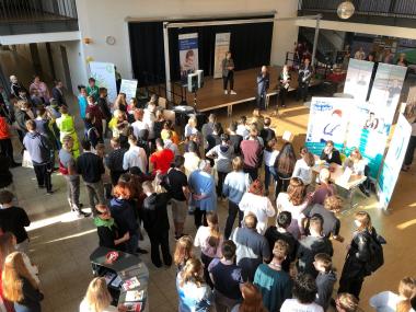 Im Forum der LWL-Schule am Leithenhaus fand erstmals die Berufsinformationsbörse "Durch-starten" für Schülerinnen und Schüler mit Handicap statt.<br>Foto: LWL