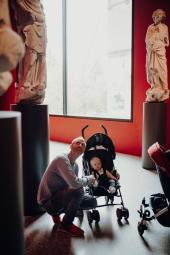 Zur Elternzeit können junge Eltern mit ihren Babys die Kunst im LWL-Museum gemeinsam erfahren.<br>Foto: LWL/Meike Reiners