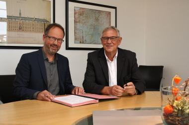 Werner Rittmann (l.), Koordinator der Fachschule für Heilerziehungspflege am Berufskolleg Olsberg, und Bernd Sternberg, Pflegedirektor des LWL-Zentrums für Forensische Psychiatrie Lippstadt, wollen künftig bei den praktischen Ausbildungseinsätzen kooperieren. 