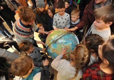 Gemeinsam mit Christine Köck können die Kinder ihr kreativen Ideen umsetzen.<br>Foto: LW /Jürgen Appelhans