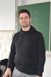 Jahan Daschty ist Förderschullehrer in der LWL-Münsterlandschule. Über ein Cochlea-Implantat kommuniziert der gehörlose Lehrer mit seinen Schülern. <br>Foto: LWL/Rütershoff