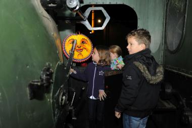 Die Kinder begeben sich in der Weberei des LWL-Textilwerks auf die Spuren des Fabrikgespenstes.<br>Foto: LWL