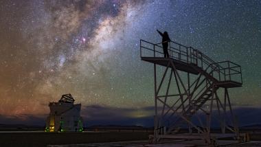 In Europas Weg zu den Sternen greifen die Planetariumsgäste zu den Sternen.<br>Foto: ESO/B.Tafreshi (twanight.com)