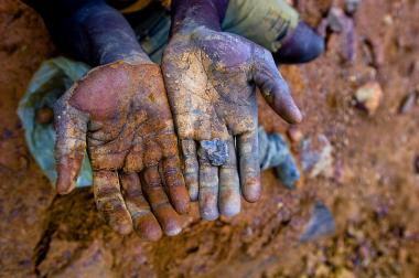 Unter unmenschlichen Arbeitsbedingungen müssen Menschen in einigen Ländern Bodenschätze gewinnen.<br>Foto: Mark Craemer 