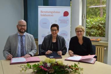 Marco Müller als schulfachlicher Dezernent für Förderschulen bei der Bezirksregierung Arnsberg (v.l.), die LWL-Schul- und Jugenddezernentin Brigit Westers und Daniela Schneckenburger als Beigeordnete der Stadt Dortmund haben den Kooperationsvertrag für das neue "Beratungshaus Inklusion" in Dortmund unterschrieben.<br>Foto: LWL/Rütershoff