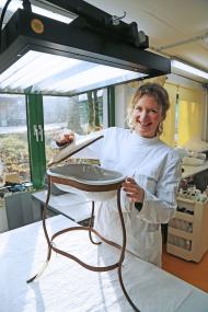 Um die Restaurierung von Exponaten aus Metall, Glas oder Keramik geht es am Sonntag in der Werkstatt von Karin van tâ¿¿Hull im LWL-Freilichtmuseum Detmold.<br>Foto: LWL/Jähne