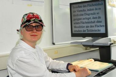 Fühlt sich an der von-Vincke-Schule, der LWL-Förderschule mit dem Förderschwerpunkt Sehen, sehr wohl: Kaya Chiara vor ihrem Lesegerät in der Klasse.<br>Foto: LWL/Fechtner
