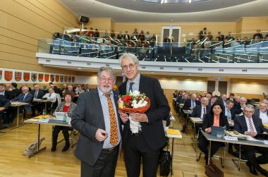 Der Vorsitzende der LWL-Landschaftsversammlung, Dieter Gebhard (l.), gratuliert Prof. Dr. Meinolf Noeker zur Wiederwahl als LWL-Krankenhausdezernent.<br>Foto: LWL/Witte