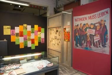 Blick in die Sonderausstellung "Boom!" mit Plakaten und Artikeln über den Protest gegen die Schließung der Hütte in den 1980er Jahren.<br>Foto: LWL/Hudemann