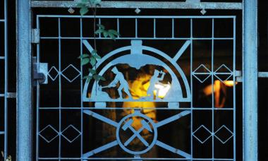 Das Tor am Hinterausgang des Nachtigallstollens mit seinen Bergbaumotiven erinnert an die Kohlezeit im Muttental.<br>Foto: LWL/Appelhans