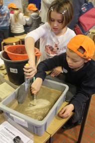 Archäologische Werkstätten: Beim Herbstferienprogramm im LWL-Museum in der Kaiserpfalz können sich Kinder und Erwachsene selbst als Archäologen fühlen.<br>Foto: LWL/ K. Wochnik