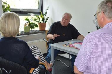 Thomas Frauendienst (m.) im Gespräch mit den Fachberatern der LWL-Anlauf- und Beratungsstelle der Stiftung Anerkennung und Hilfe.<br>Foto: LWL