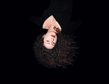 Kiki Manders bringt gemeinsam mit ihrer Band atmosphärischen Vokaljazz auf die Bühne des LWL-Museums für Kunst und Kultur in Münster.<br>© Sonja Trabandt