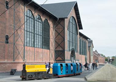 Die Grubenbahn nimmt Besucher mit auf einem Rundkurs über das Gelände des LWL-Industriemuseums Zeche Zollern.<br>Foto: LWL/Holtappels