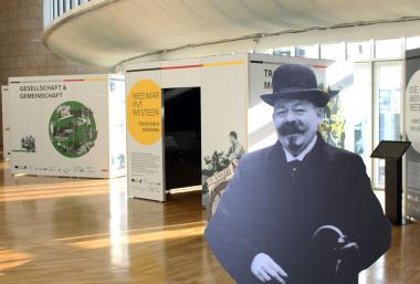 Die Wanderausstellung "Weimar im Westen: Republik der Gegensätze" präsentiert - wie hier im Düsseldorfer Landtag - in vier begehbaren Würfeln ein vielfältiges multimediales Angebot.<br>Foto: LWL/Paulus