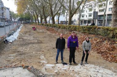 Grabungsleiter Robert Süße, Eckhard Döring vom Straßenbauamt Paderborn und Stadtarchäologin Dr. Sveva Gai (v.l.n.r.) stehen auf dem Fundament von einem der freigelegten Türme..<br>Foto: LWL/N. Wolpert