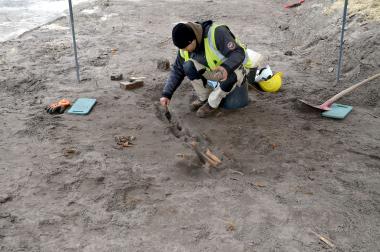 In sorgfältiger Handarbeit werden die direkt vor der Kirche gefundenen Gräber freigelegt und anschließend dokumentiert.<br>Foto: Stadt Rietberg