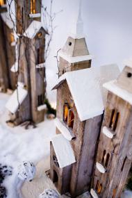 Die Holzprodukte - wie dieses Deko-Haus - werden von Patienten der LWL-Maßregelvollzugsklinik Schloss Haldem von Hand gefertigt.<br>Foto: LWL/Carolin Düvel-Oevermann