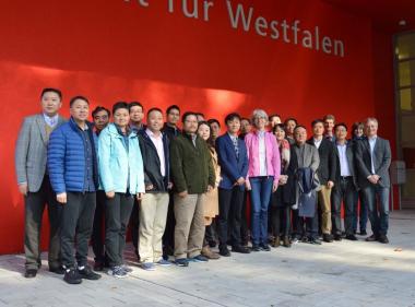 Rund 20 chinesische Fachleute informierten sich in Münster über zeitgemäßes Archivmanagement. <br>Foto: LWL